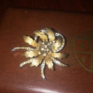 Vintage Beautiful Floral Brooch